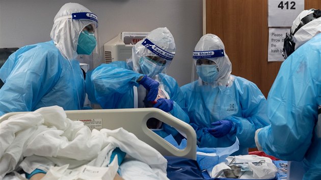 Zdravotníci ošetřují pacienta s koronavirem na jednotce intenzivní péče v Houstonu. (14. listopadu 2020)
