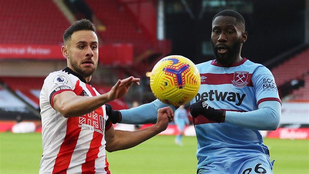 Arthur Masuaku (vpravo) z West Hamu a George Baldock ze Sheffieldu sthaj balon.