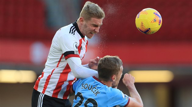 Oli McBurnie (vlevo) ze Sheffieldu a Tom Souek z West Hamu v hlavikovm souboji.