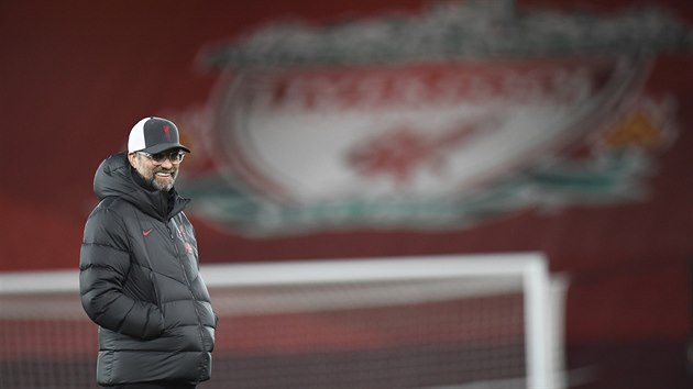 Jurgen Klopp z Liverpoolu se usmv ped utknm proti Leicesteru.