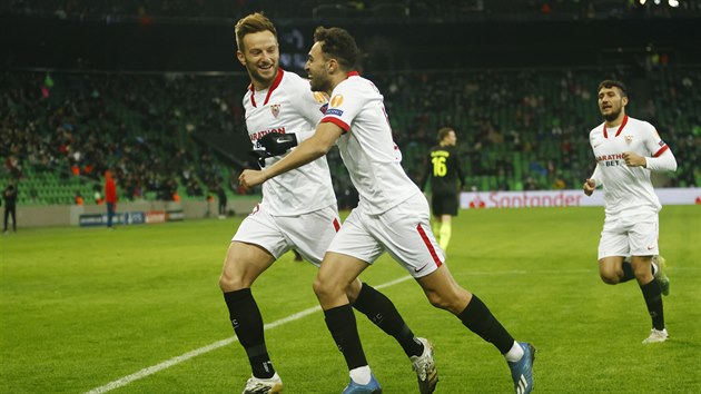 Fotbalist Sevilly se raduj z glu, kter vstelil Ivan Rakiti (vlevo).