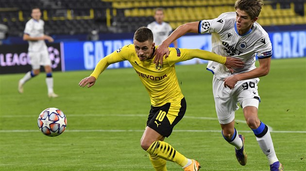 Thorgan Hazard (Dortmund) a Charles De Ketelaere z Brugg se perou o míč.