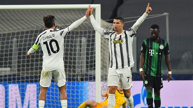 Cristiano Ronaldo z Juventusu slaví gól do sítě Ferencvárose.