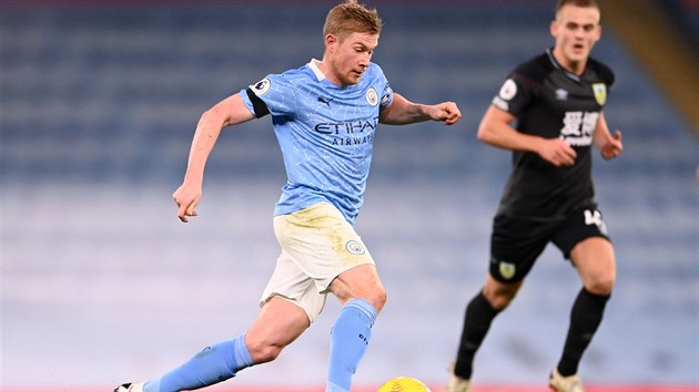 Kevin De Bruyne (Manchester City) vede m v zpase s Burnley.