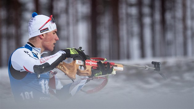 Český biatlonista Tomáš Mikyska se ve sprintu v Kontiolahti, kde prožil premiéru ve Světovém poháru, chystá na střelbu.