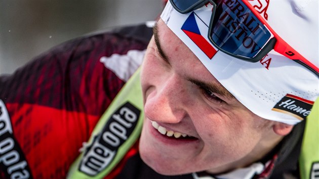 Tomáš Mikyska se usmívá při premiéře ve Světovém poháru, kterou prožil ve sprintu v Kontiolahti.