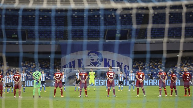 Fotbalist Neapole a ma dr minutu ticha za zesnulou legendu Diega Maradonu.