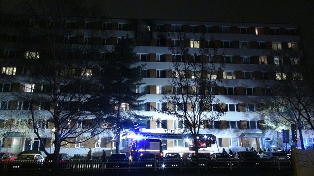 Při večerním požáru bytu v šestém patře panelového domu v pražské Krči zemřel jeden člověk. (25.listopadu 2020)