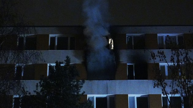 Při večerním požáru bytu v šestém patře panelového domu v pražské Krči zemřel jeden člověk. (25.listopadu 2020)