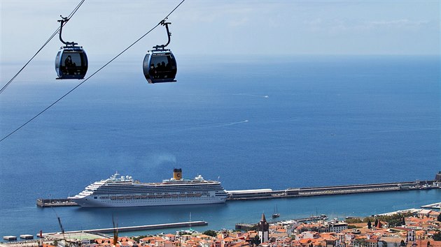 Madeira se nachz zhruba 600 kilometr zpadn od pobe Maroka.