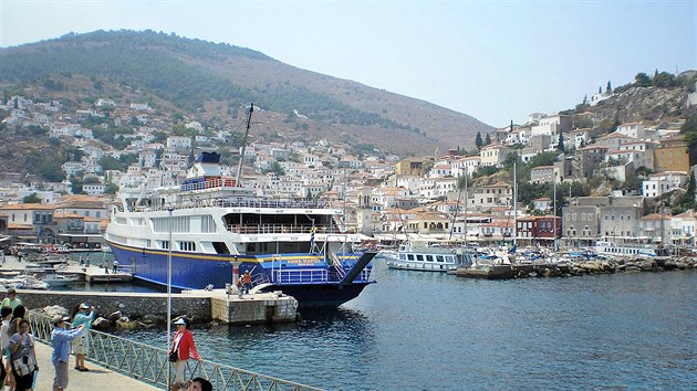 Spojen Hydry s pevninou zajiuj lod zpstavu Pireus u Atn (cesta trv devadest minut) nebo vletn lod z Tola na Peloponsu.
