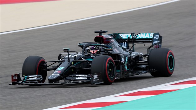 Lewis Hamilton se svm mercedesem v kvalifikaci na Velkou cenu Bahrajnu