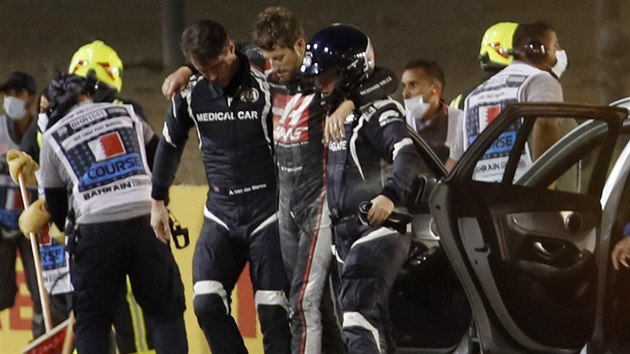 Romain Grosjean za pomoci medik odchz z msta nehody.