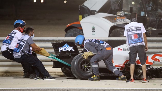Poadatel odklzej zbytky vozu Romaina Grosjena z trati.