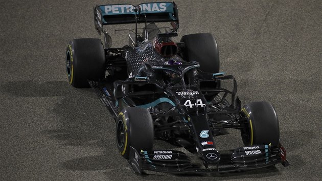 Lewis Hamilton se svm mercedesem v ele Velk ceny Bahrajnu