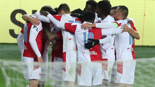 Fotbalisté Slavie se radují z gólu do sítě Brna, který vstřelil Abdallah Sima.