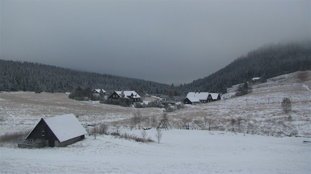Sníh v osadě Jizerka v Jizerských horách (21. listopadu 2020)