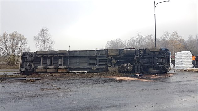 U Jablonného v Podještědí se převrátil kamion (21. listopadu 2020)