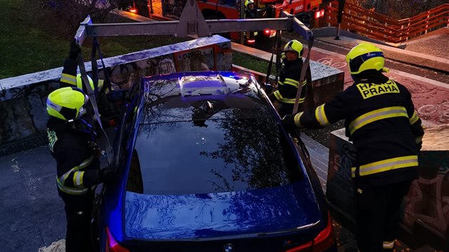 Hasii vyprostili auto, kter sjelo st schod na konci Lublask ulice v Praze (22. listopadu 2020)