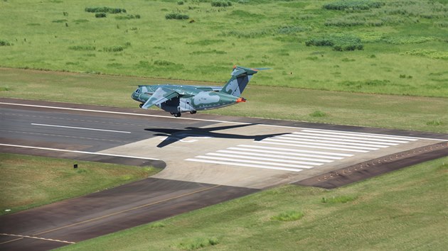 Multifunkn transportn letoun KC-390 na jeho vrob se podl Aero Vodochody