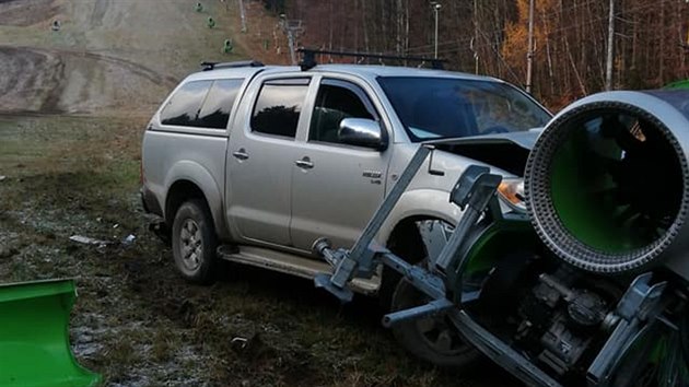 Terénní vůz narazil na sjezdovce do sněžného děla.