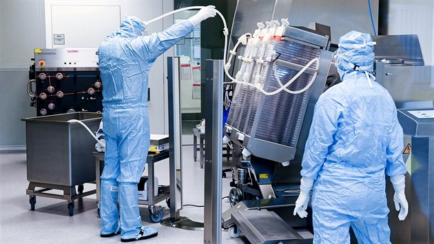 Výroba vakcíny proti onemocnění covid-19 ve společnosti IDT Biologika v německém Dessau Rosslau. (23. listopadu 2020)