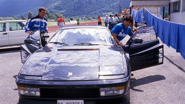 Argentinsk fotbalista Diego Maradona (vpravo) nastupuje do svho Ferrari Testa Rossa. (1988)