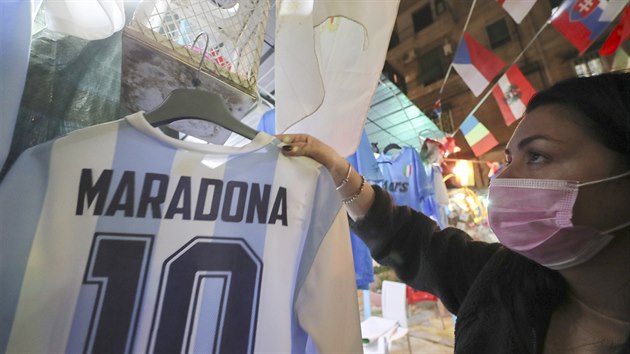 Neapol si připomíná svého hrdinu, zesnulého fotbalistu Diega Maradonu.