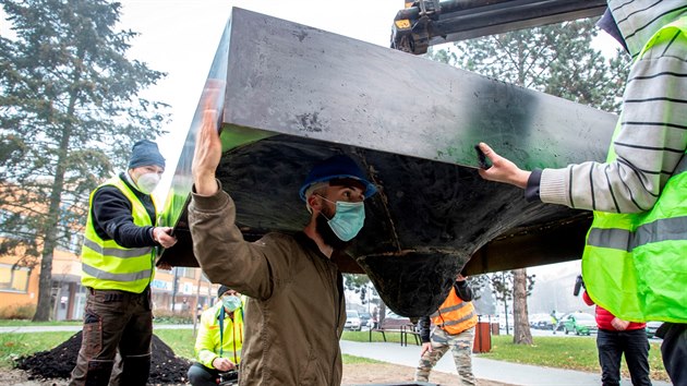 Instalace pamtnku vnovanmu sedmi obtem stelby v ostravsk fakultn nemocnici. Pietn msto bude odhaleno 10. prosince, tedy rok od tragdie. (24. listopadu 2020)