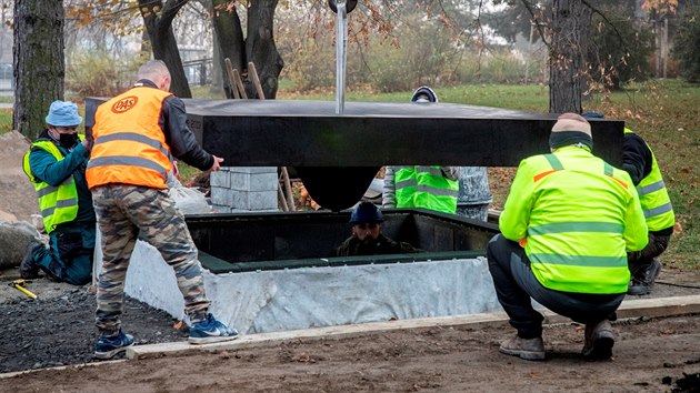 Instalace pamtnku sedmi obt stelby v ostravsk fakultn nemocnici. Pietn msto bude odhaleno 10. prosince, tedy rok od tragdie. (24. listopadu 2020)