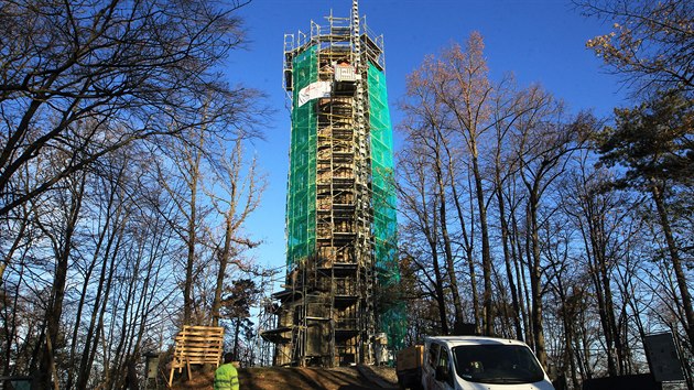 Rekonstrukce rozhledny Cvilín nad Krnovem pokračuje. (24. listopadu 2020)
