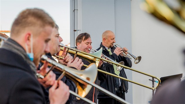 Hudebníci z orchestru Jihočeského divadla hrají každé úterý a čtvrtek ze střechy českobudějovické radnice.