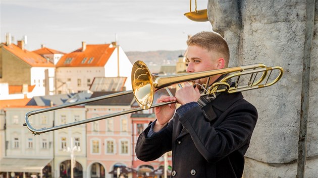 Hudebníci z orchestru Jihočeského divadla hrají každé úterý a čtvrtek ze střechy českobudějovické radnice.