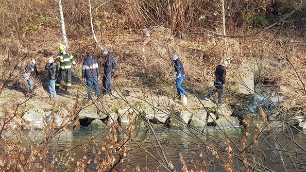 Z�sah hasi��, policist� a odborn�k� na �ivotn� prost�ed� po �niku chemik�li� do �eky Be�vy u Vala�sk�ho Mezi���� (24. listopadu 2020)