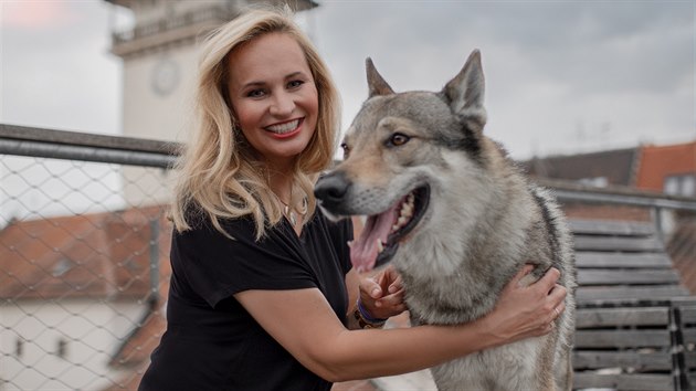 Jako dt touila zpvaka Monika Absolonov po psovi marn, po odsthovn od rodi u si jej dopla. Pro zchrannou stanici Ps ance zapzovala se psem Barres de Molay.