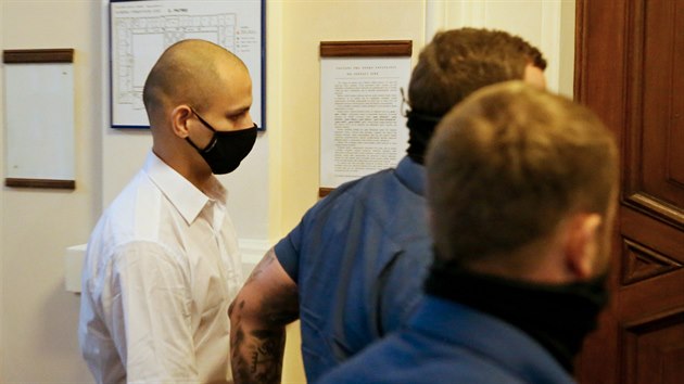 Eskorta přivádí ke Krajskému soudu v Brně muže obžalovaného z vraždy své měsíční dcery a dlouhodobého týrání družky. (25.11.2020)