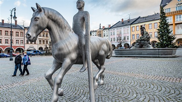 Socha Ocelový jezdec se na trutnovské Krakonošovo náměstí přesunula z Bojiště. (23. 11. 2020)