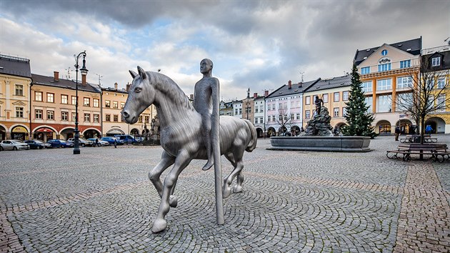 Socha Ocelový jezdec se na trutnovské Krakonošovo náměstí přesunula z Bojiště. (23. 11. 2020)