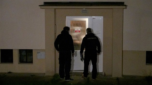 Po hádce na ubytovně v obci Tmaň na Berounsku odvezli záchranáři do nemocnice pobodaného muže. Policie případ vyšetřuje jako pokus o vraždu. (23. listopadu 2020)