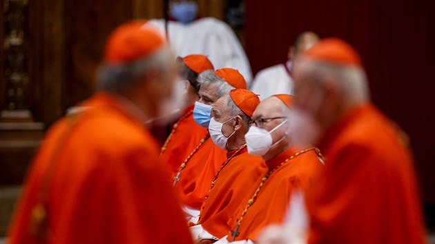 Papež František při konzistenčním obřadu v bazilice svatého Petra ve Vatikánu, povýší 13 římskokatolických prelátů na kardinálskou hodnost. (28. listopadu 2020)