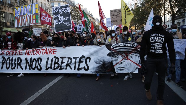 Demonstranti drc plakty proti francouzskmu bezpenostnmu zkonu. Protestuje se v Pa i dalch francouzskch mstech. (28. listopadu 2020)