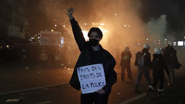 Demonstranti drc plakty proti francouzskmu bezpenostnmu zkonu. Protestuje se v Pa i dalch francouzskch mstech. (28. listopadu 2020)