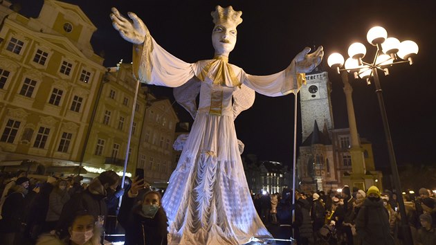 Průvodem sedmimetrové loutky anděla a dalších andělských postav začala 29. listopadu na Staroměstském náměstí v Praze první zimní edice pouličního festivalu Za dveřmi.