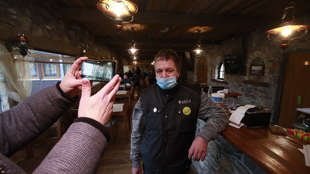 Majitel Restaurace eberk Jakub Olbert opt otevel svou restauraci navzdory vldnm opatenm. (27. listopadu 2020)