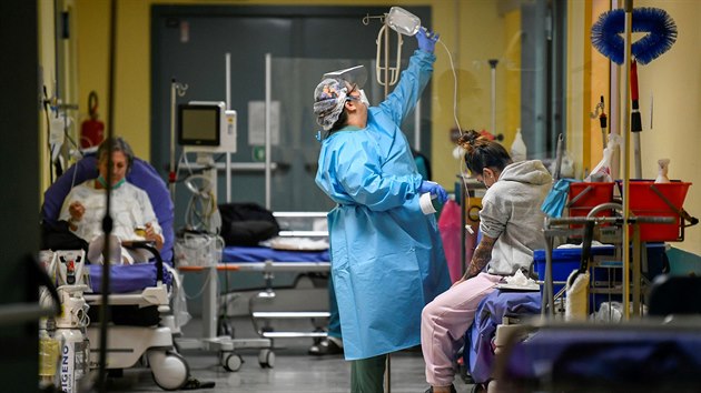 Sestra v italsk nemocnici peuje o pacienty nakaen nemoc covid-19. Itlie se potk s nedostatkem zdravotnickch pracovnk. (19. listopadu 2020)