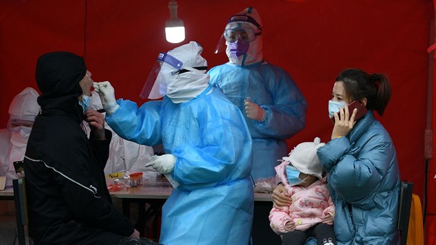 Zdravotnický pracovník odebírá vzorky pro testování na covid-19 v čínské obci Tchien-ťin. (21. listopadu 2020)