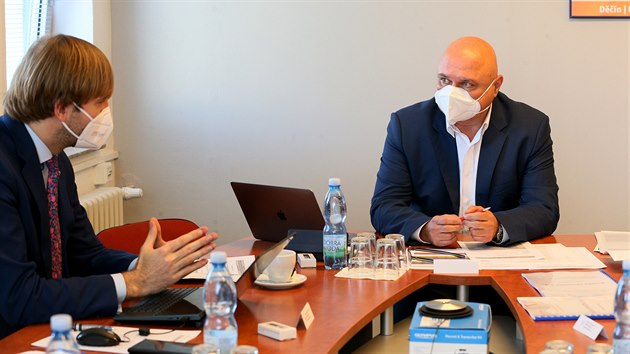 Jednn pedstavenstva Krajsk zdravotn v st nad Labem. Jindich Zetek (vpravo) v rozhovoru s Adamem Vojtchem.