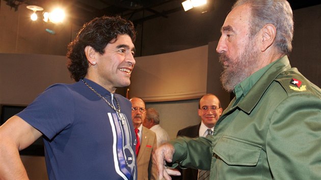 Diego Armando Maradona s kubnskm dikttorem Fidelem Castrem v Havan v jnu 2005.