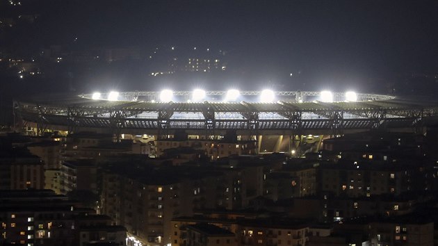 Stadion San Paolo v Neapoli zůstal rozsvícený celou noc, lidé k němu chodili, aby uctili památku Diega Armanda Maradony, který tam sedm let hrával.