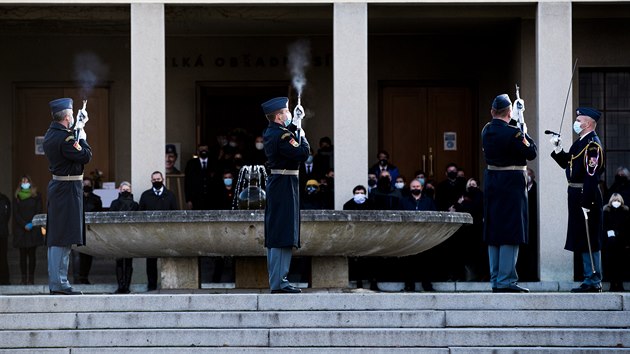 V ptek probhlo posledn rozlouen se tbn praporic Michaelou Tichou. Obad se konal s vojenskmi poctami. (20. listopadu 2020)